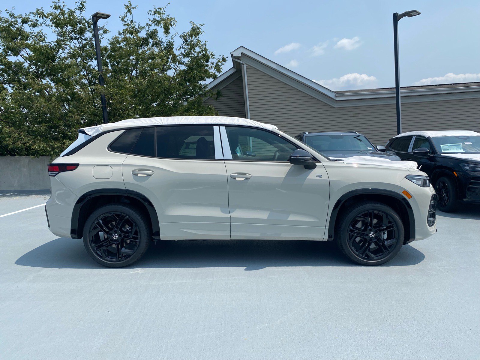 New 2026 Volkswagen Tiguan SE R-Line AWD/4WD image 2