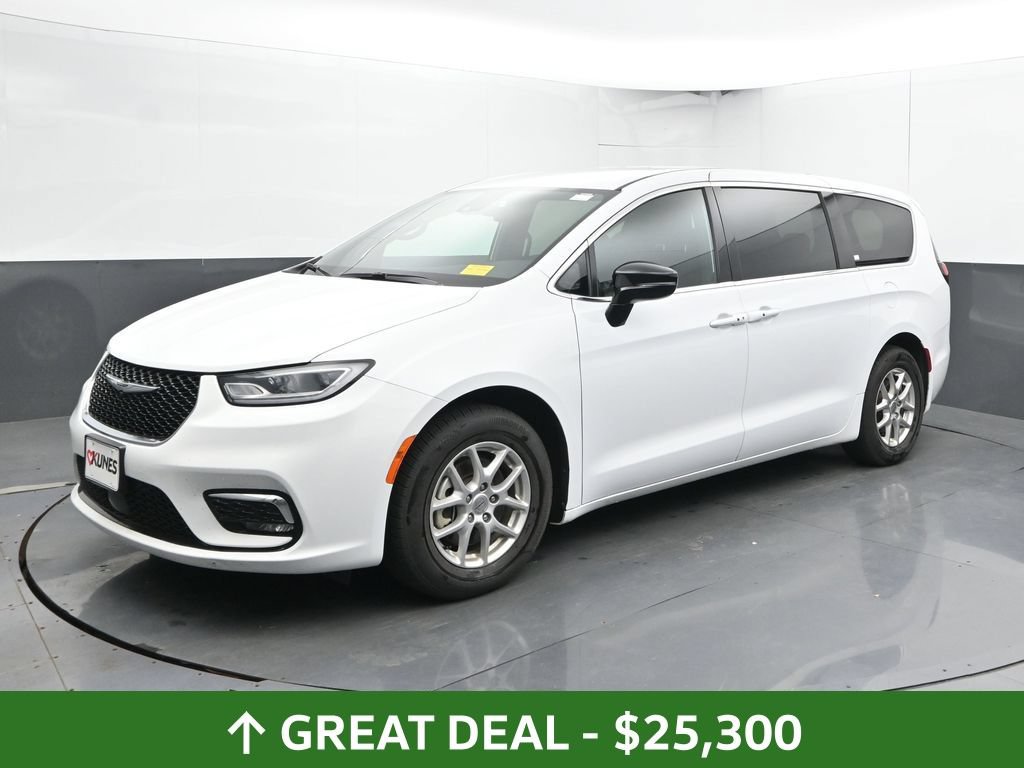 Used 2025 Chrysler Pacifica Select FWD image 9