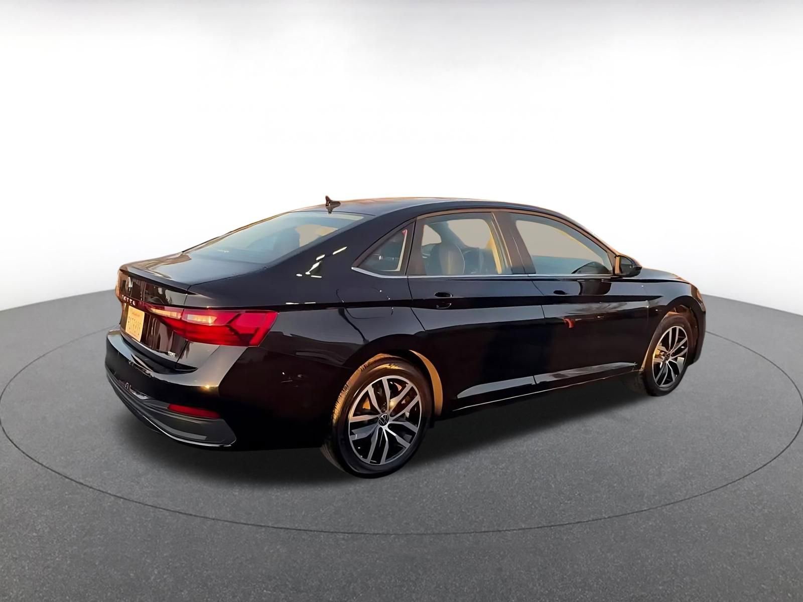 Used 2025 Volkswagen Jetta SE image 14