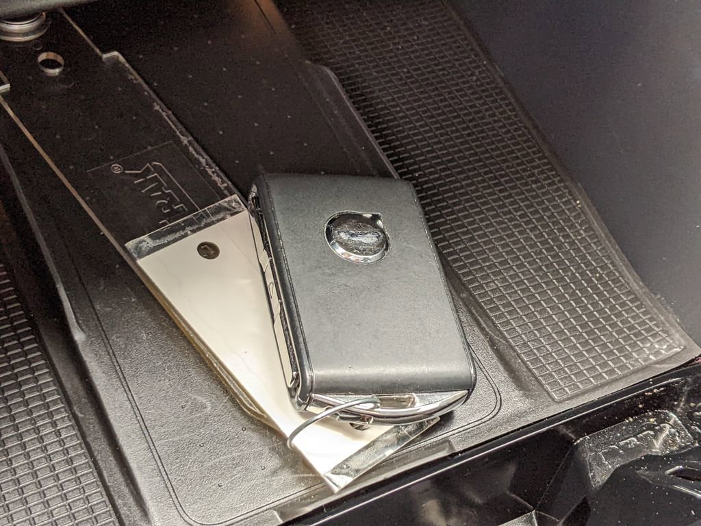 Certified 2025 Volvo XC40 B5 Plus image 19