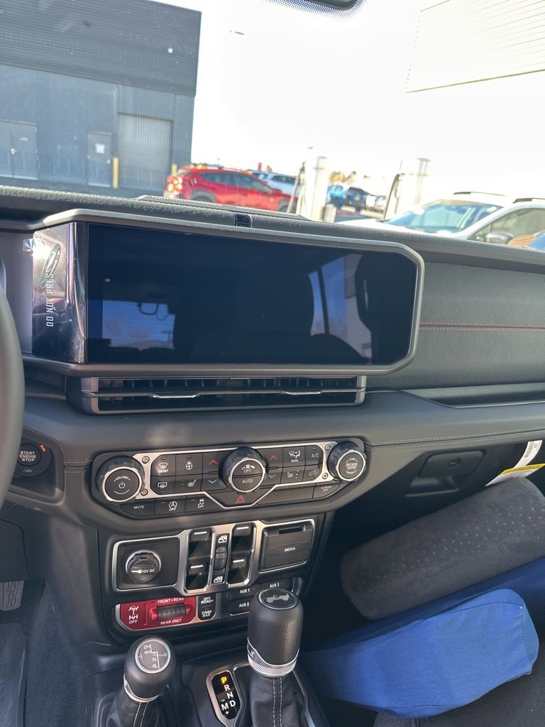 Used 2025 Jeep Wrangler Unlimited Rubicon image 19