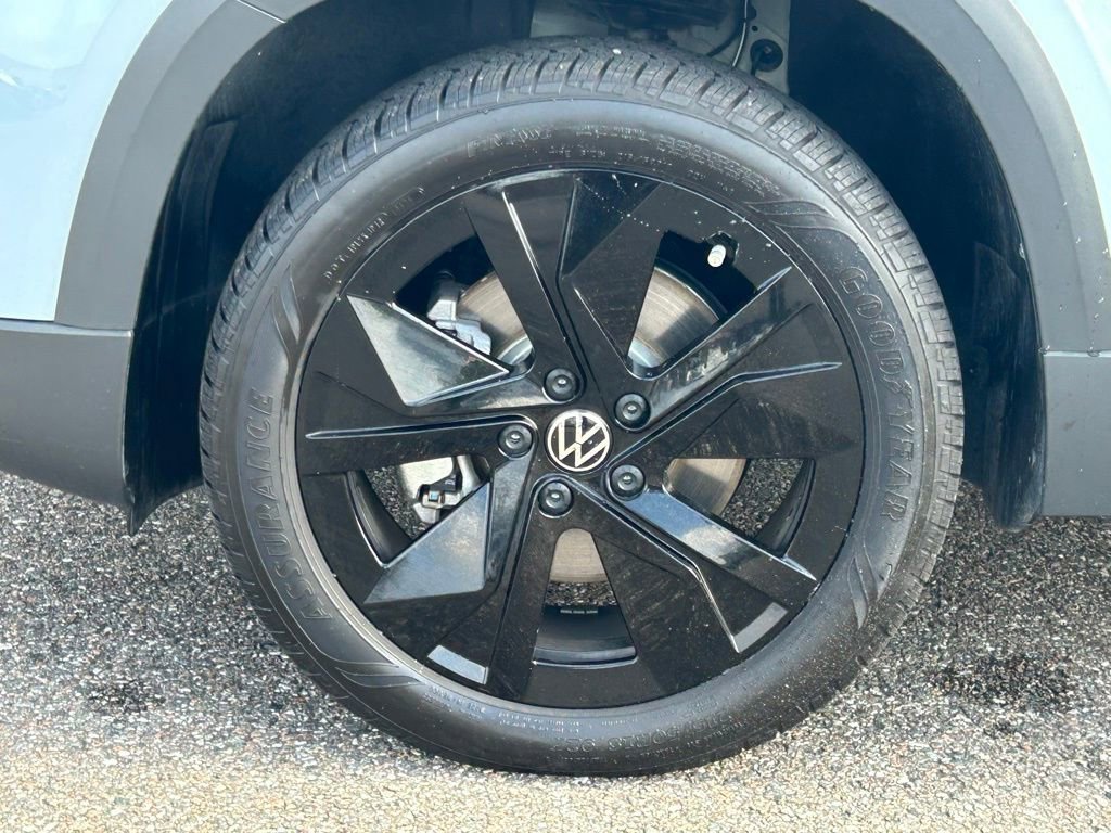 Used 2025 Volkswagen Taos SE image 38