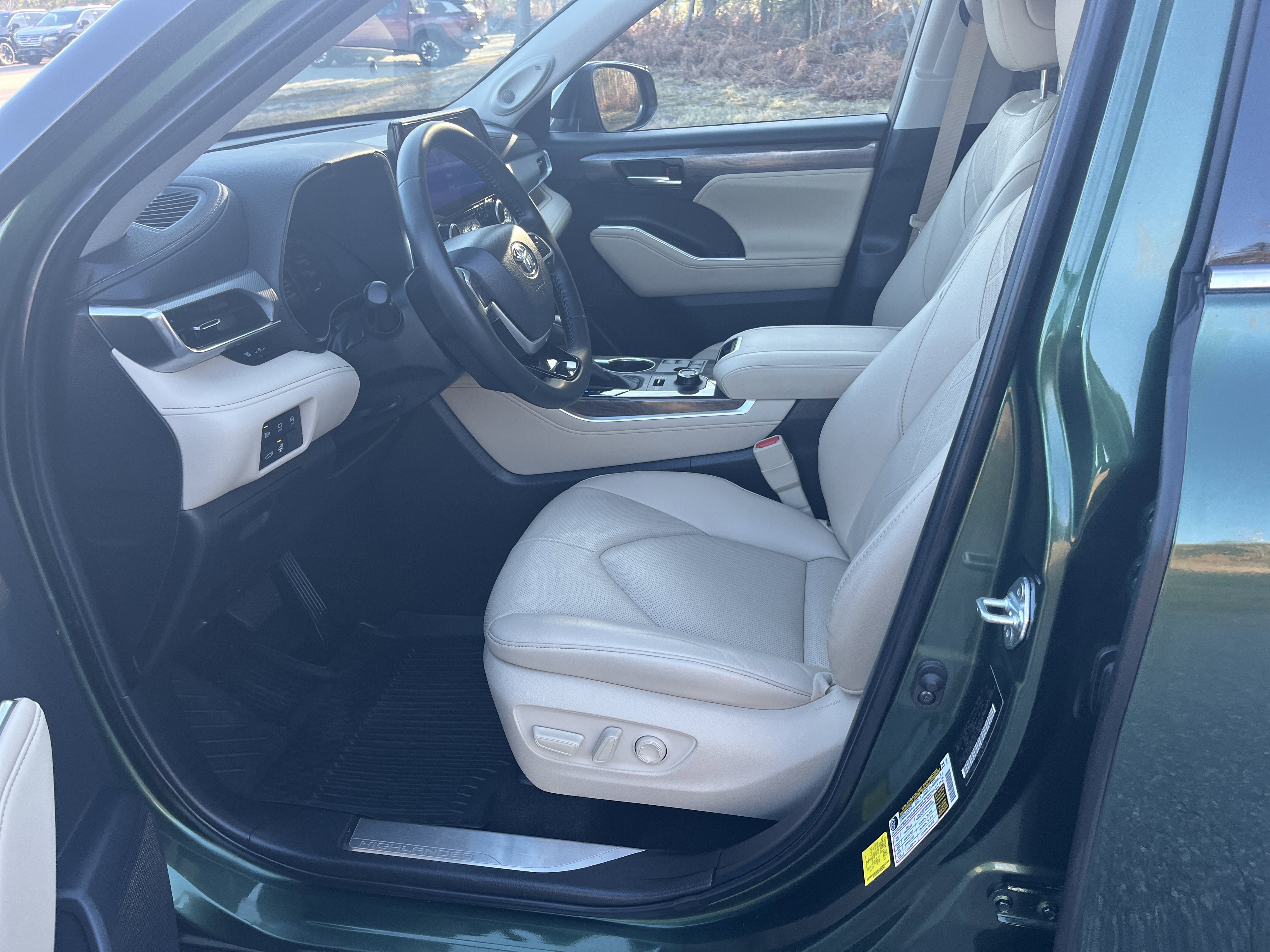 Used 2024 Toyota Highlander Platinum image 14