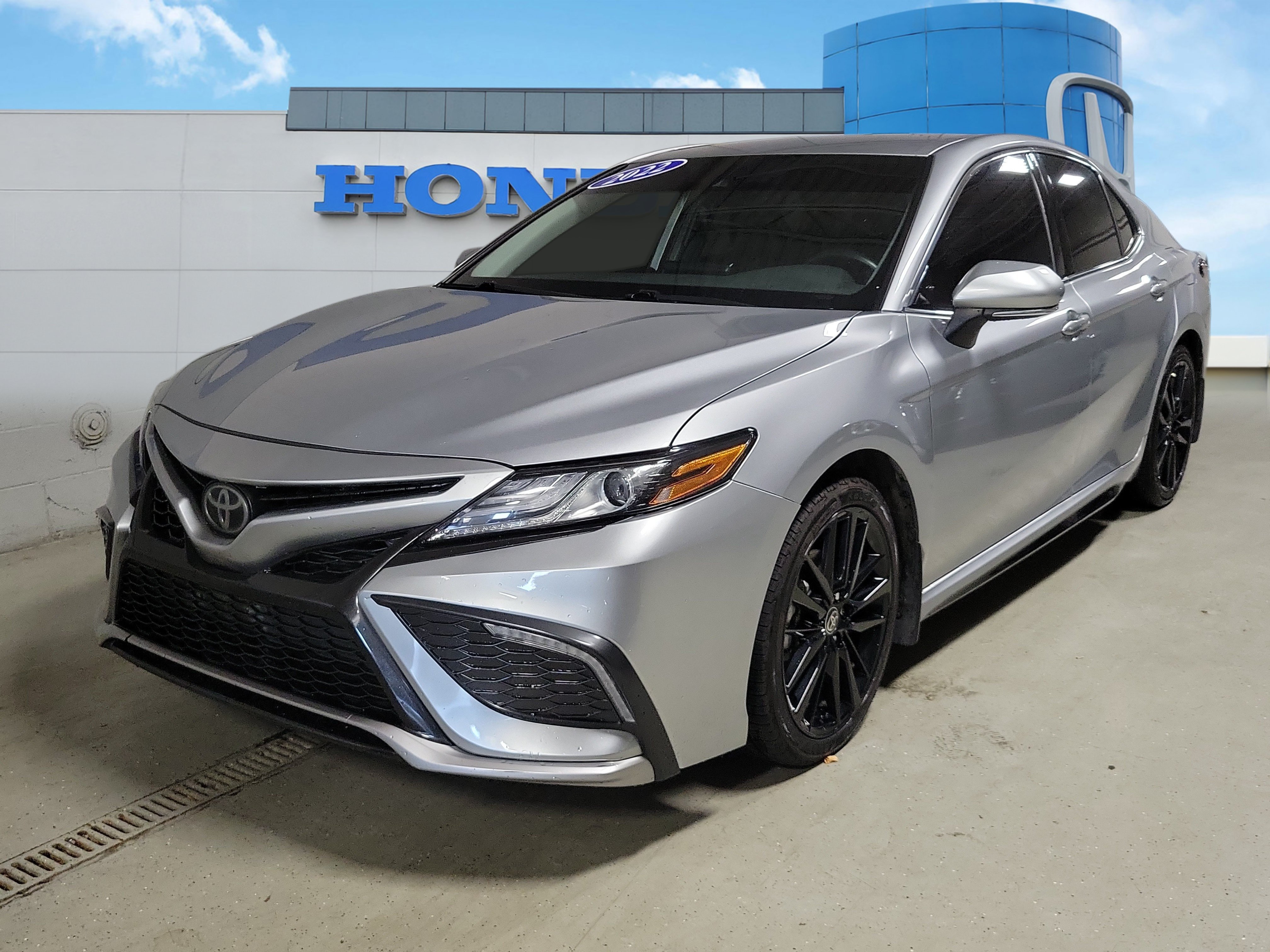 Used 2022 Toyota Camry XSE FWD image 2