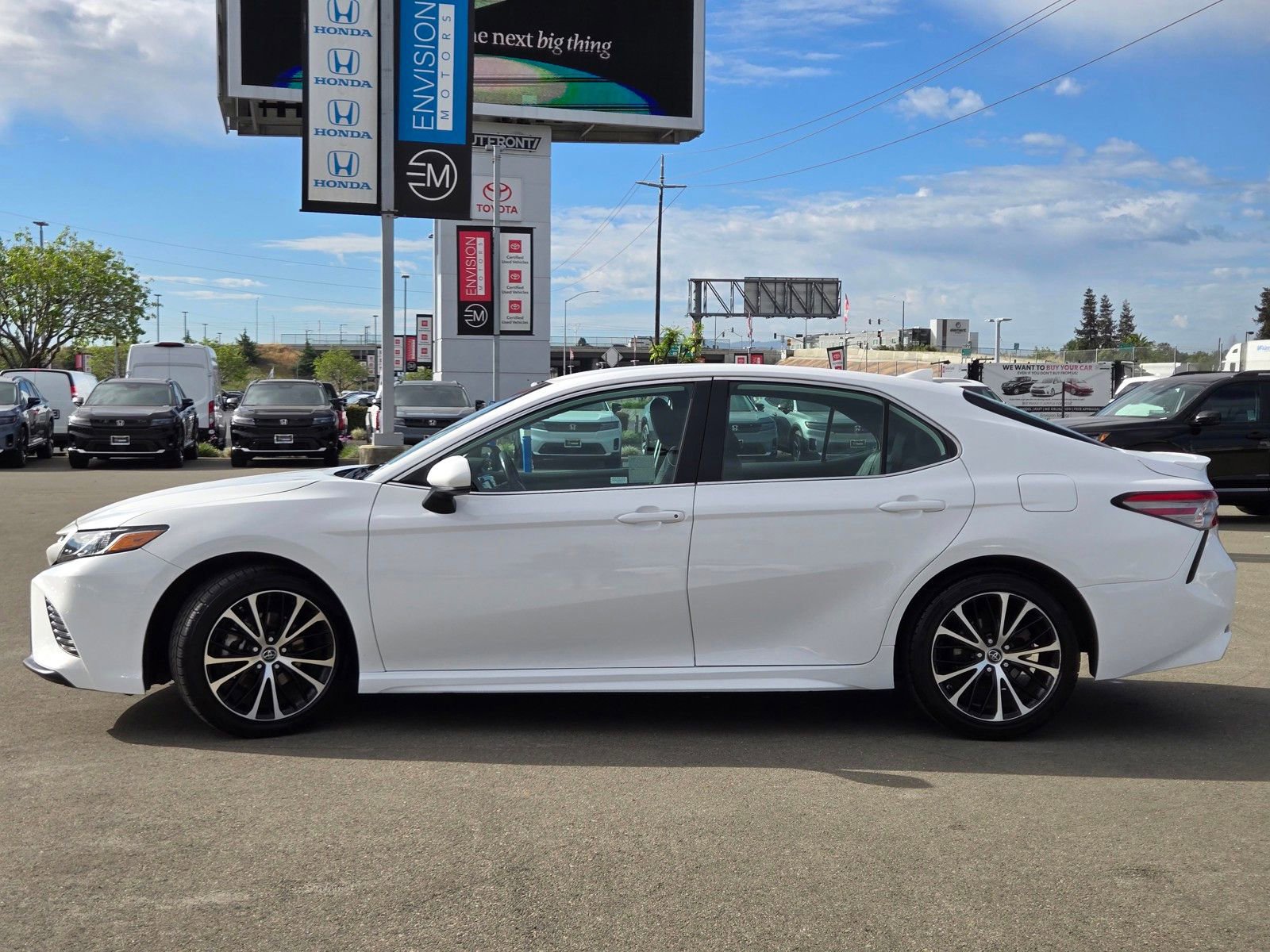 Used 2019 Toyota Camry SE image 4