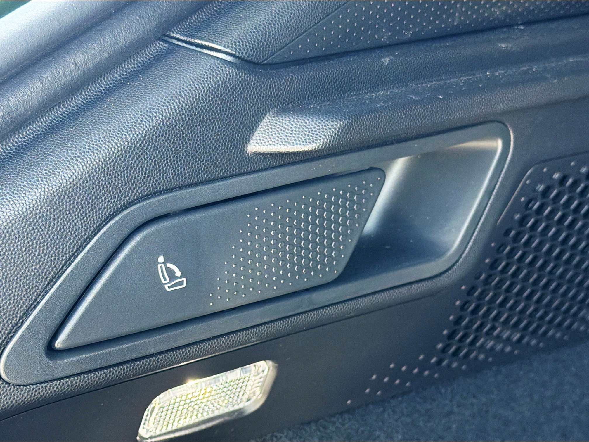 Used 2024 Porsche Macan 4 Electric image 13