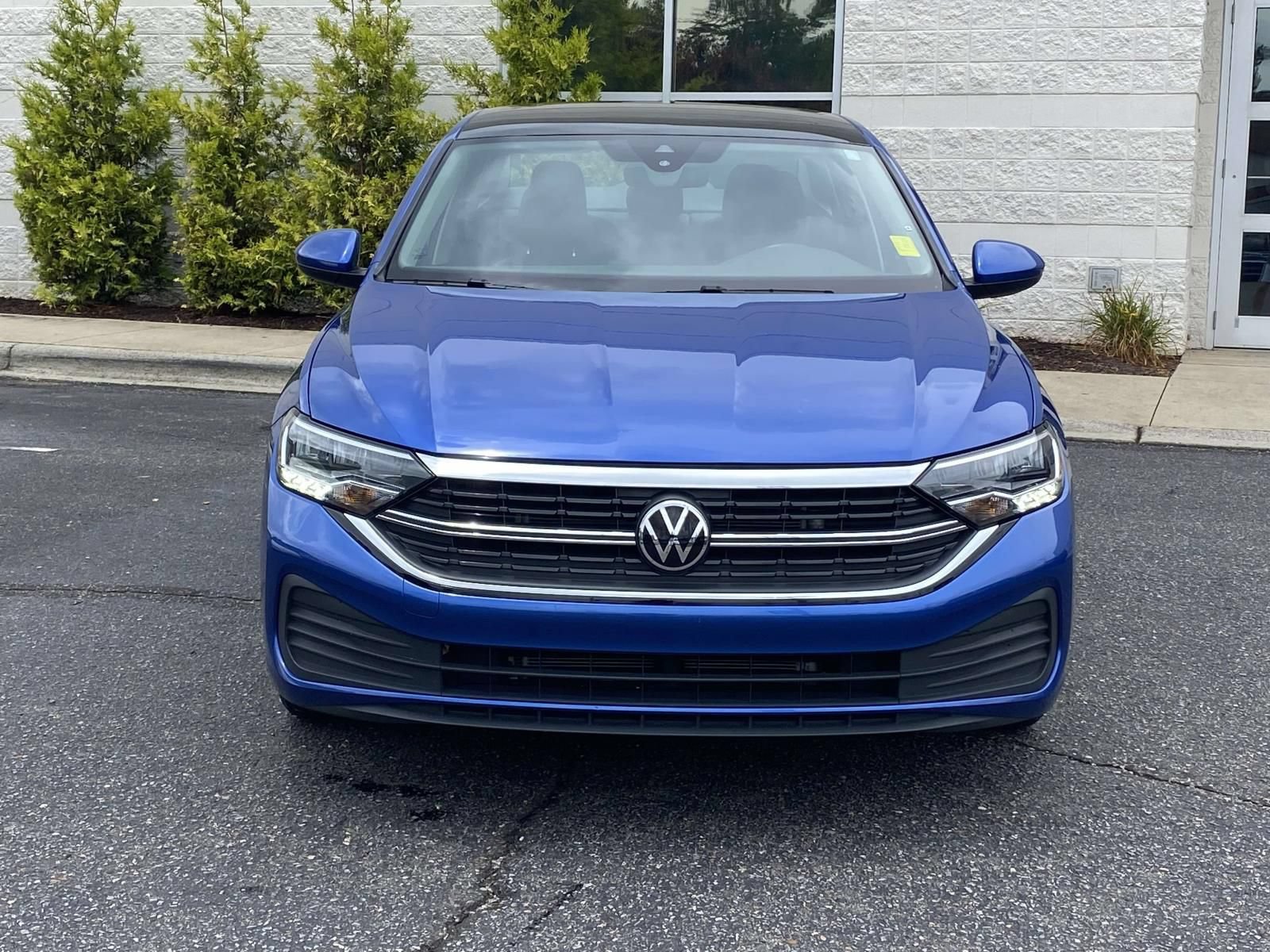 Used 2024 Volkswagen Jetta SE FWD image 2