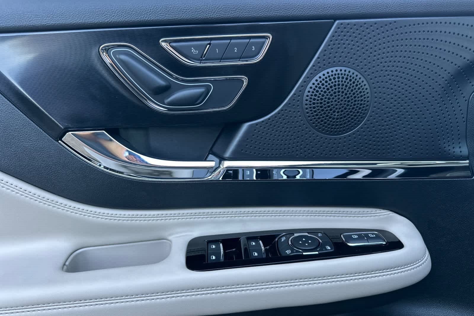 Used 2025 Lincoln Corsair Premiere w/ Equipment Group 101A image 13