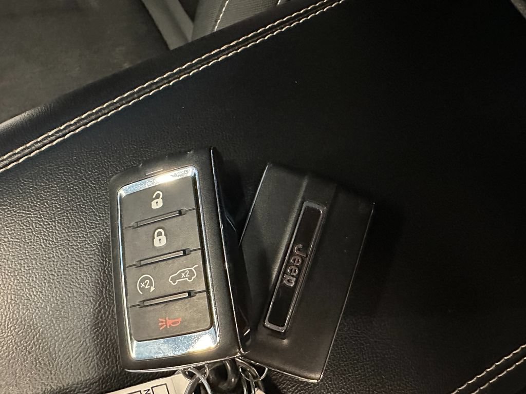 Used 2023 Jeep Grand Cherokee Laredo w/ Luxury Tech Group I AWD/4WD image 16