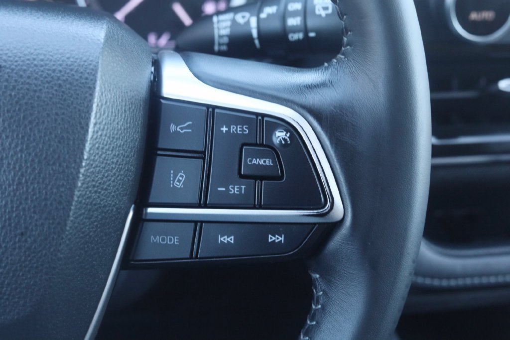 Used 2022 Toyota Highlander XLE AWD/4WD image 9