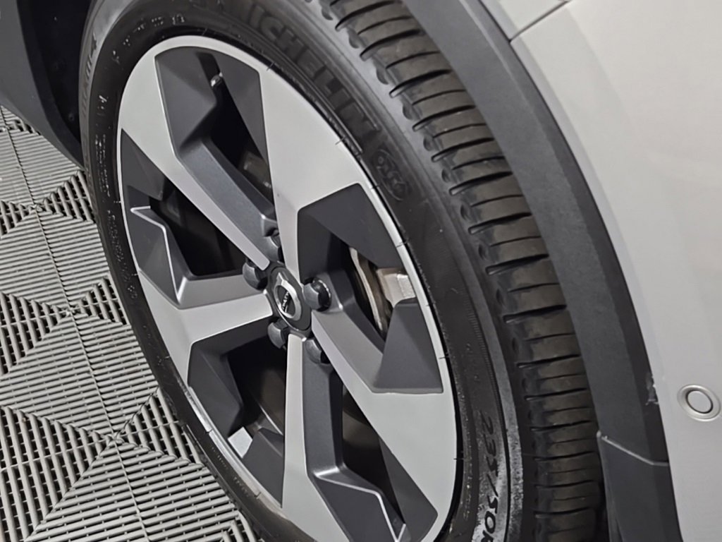 Certified 2023 Volvo XC40 B5 Plus w/ Driver Assist Package image 5