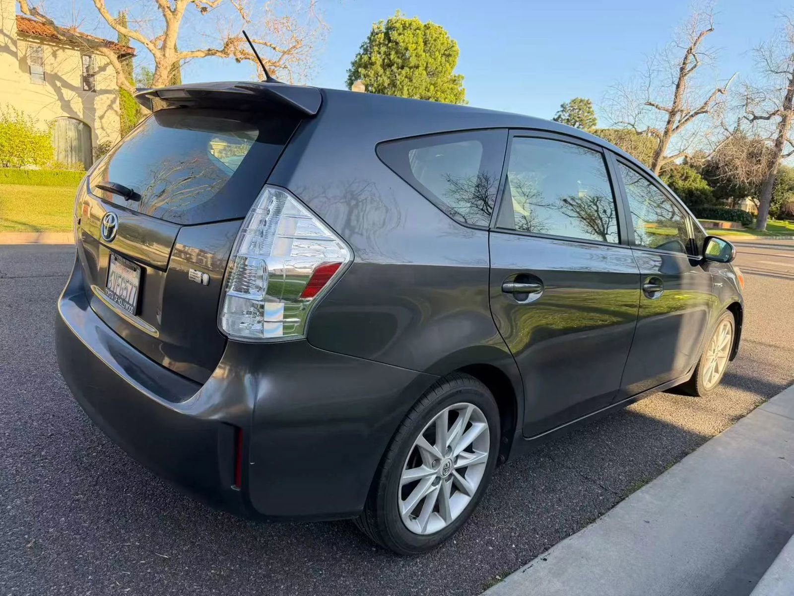 Used 2012 Toyota Prius V Five image 4