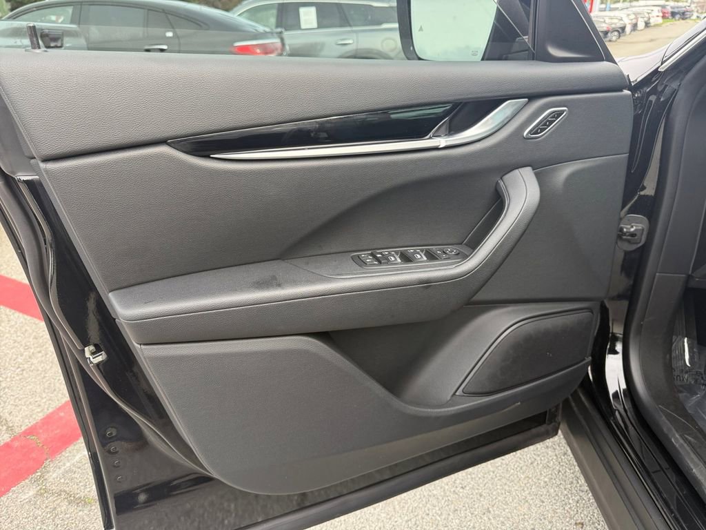 Used 2021 Maserati Levante image 11