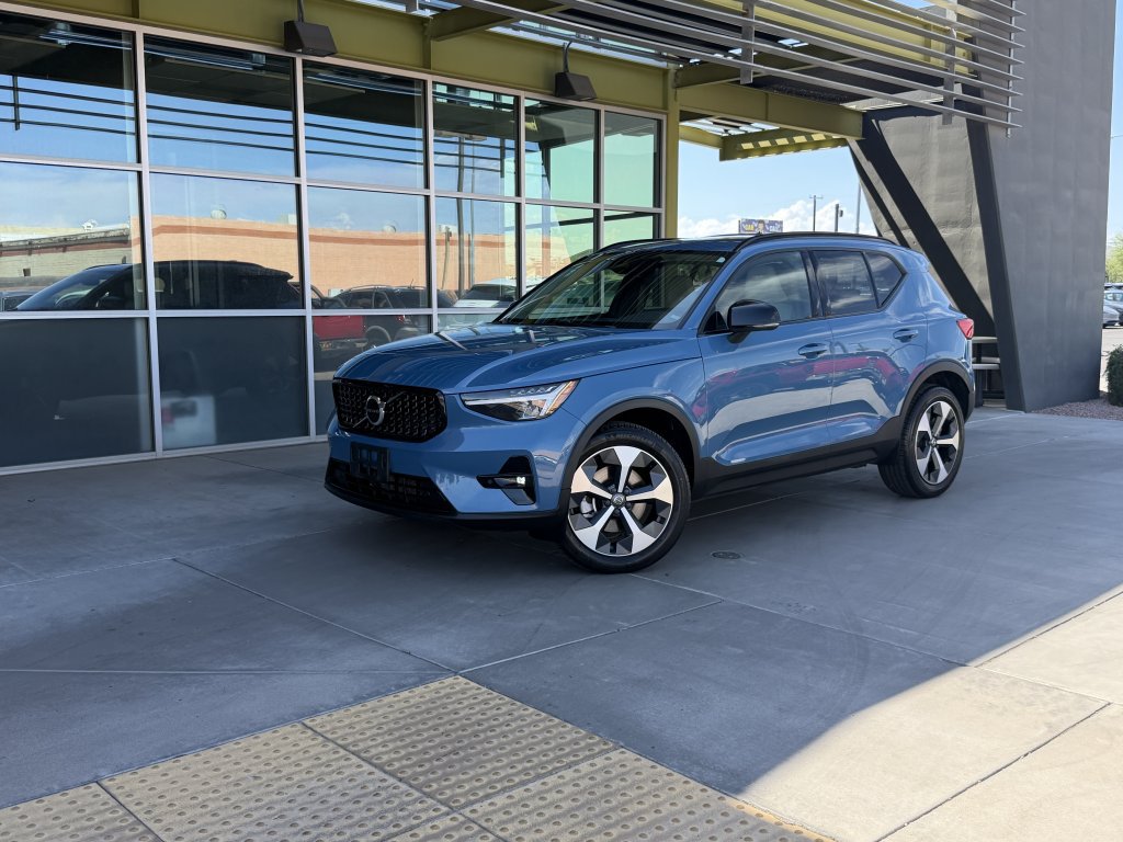 Used 2023 Volvo XC40 B4 Plus w/ Protection Package Premier FWD image 1