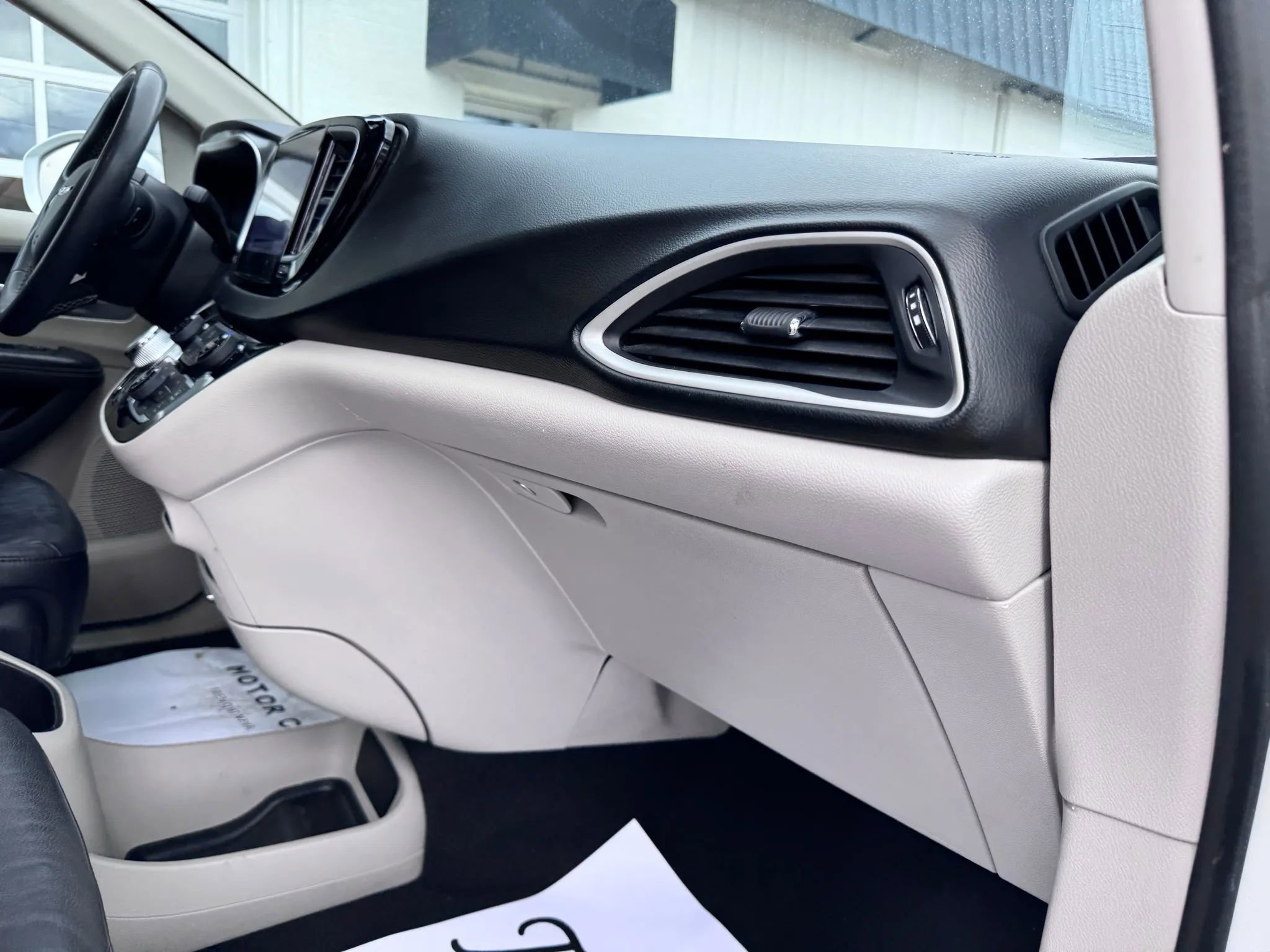 Used 2022 Chrysler Pacifica Touring-L image 16