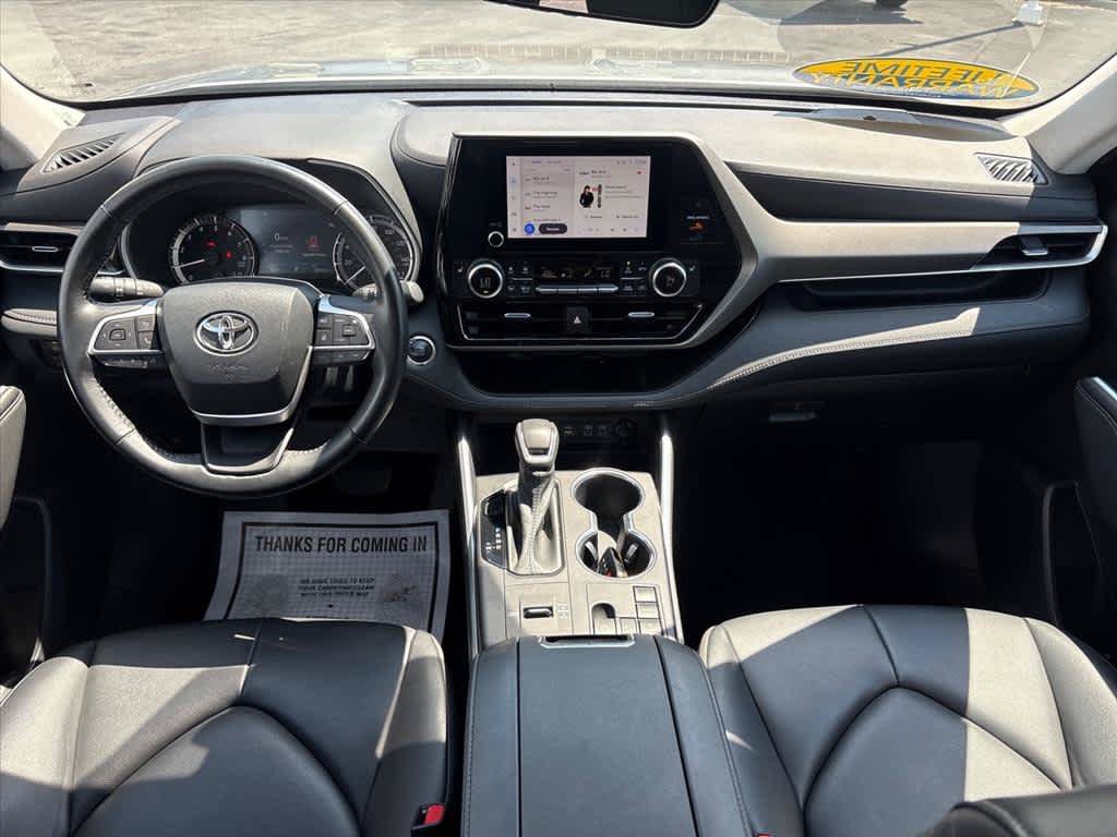 Used 2023 Toyota Highlander XLE FWD image 11