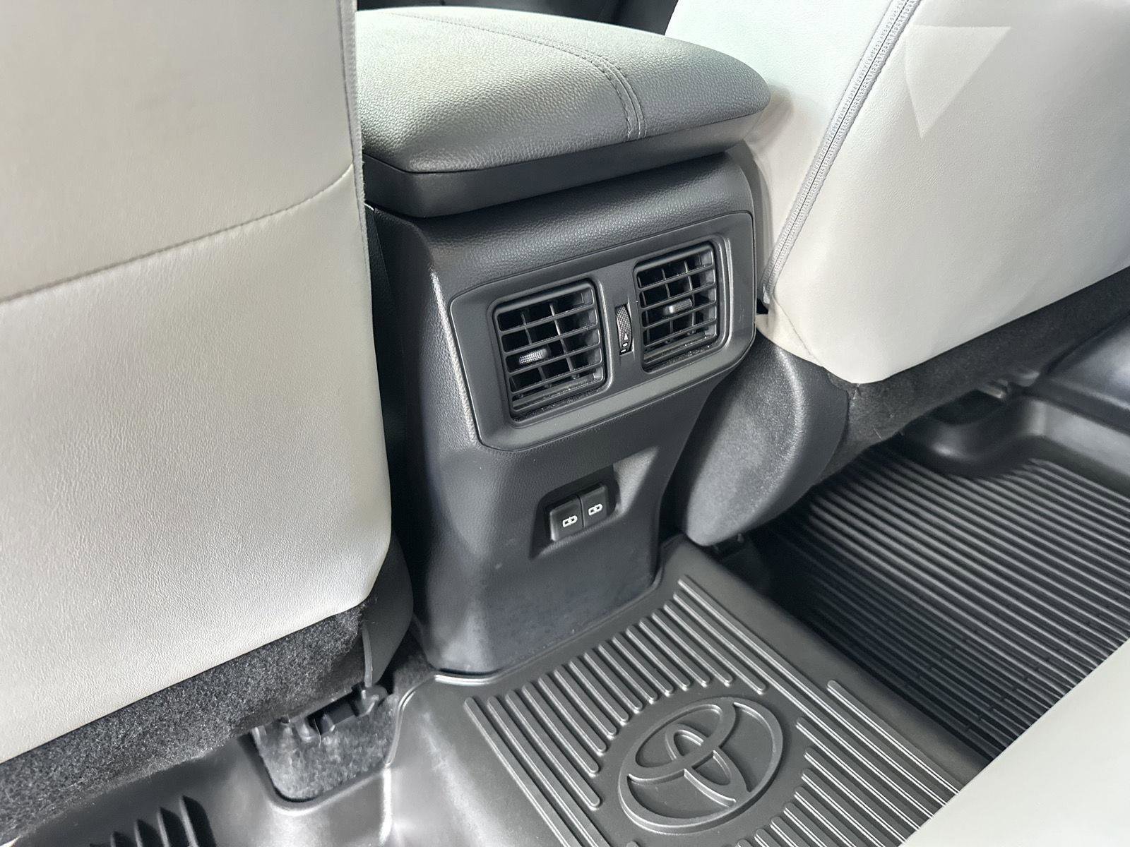 Used 2022 Toyota RAV4 XLE Premium image 32