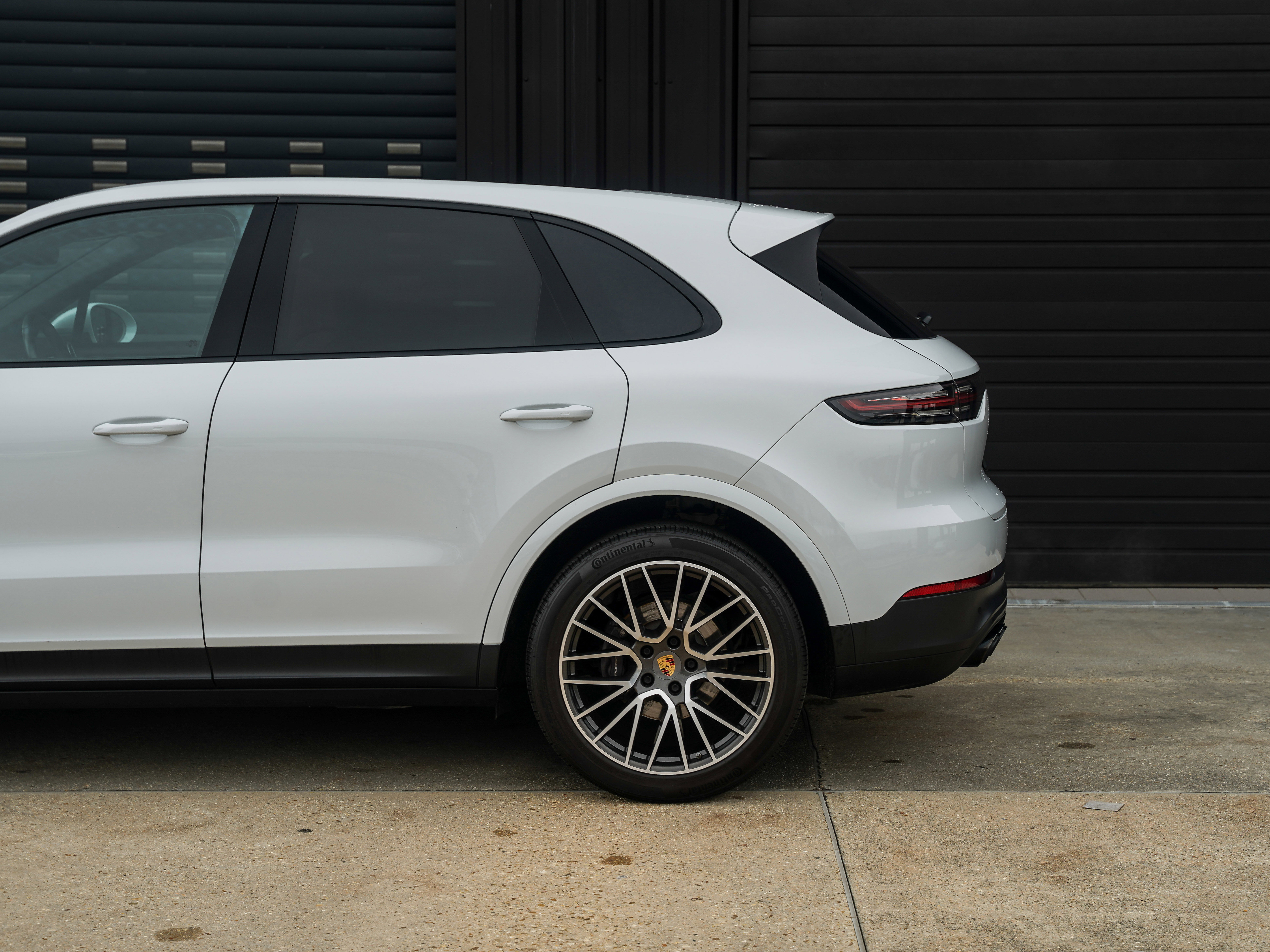 Certified 2022 Porsche Cayenne Platinum Edition image 12