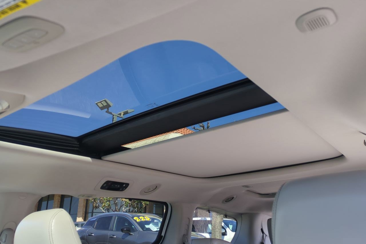 Used 2020 Chrysler Pacifica Limited w/ Tire & Wheel Group image 20