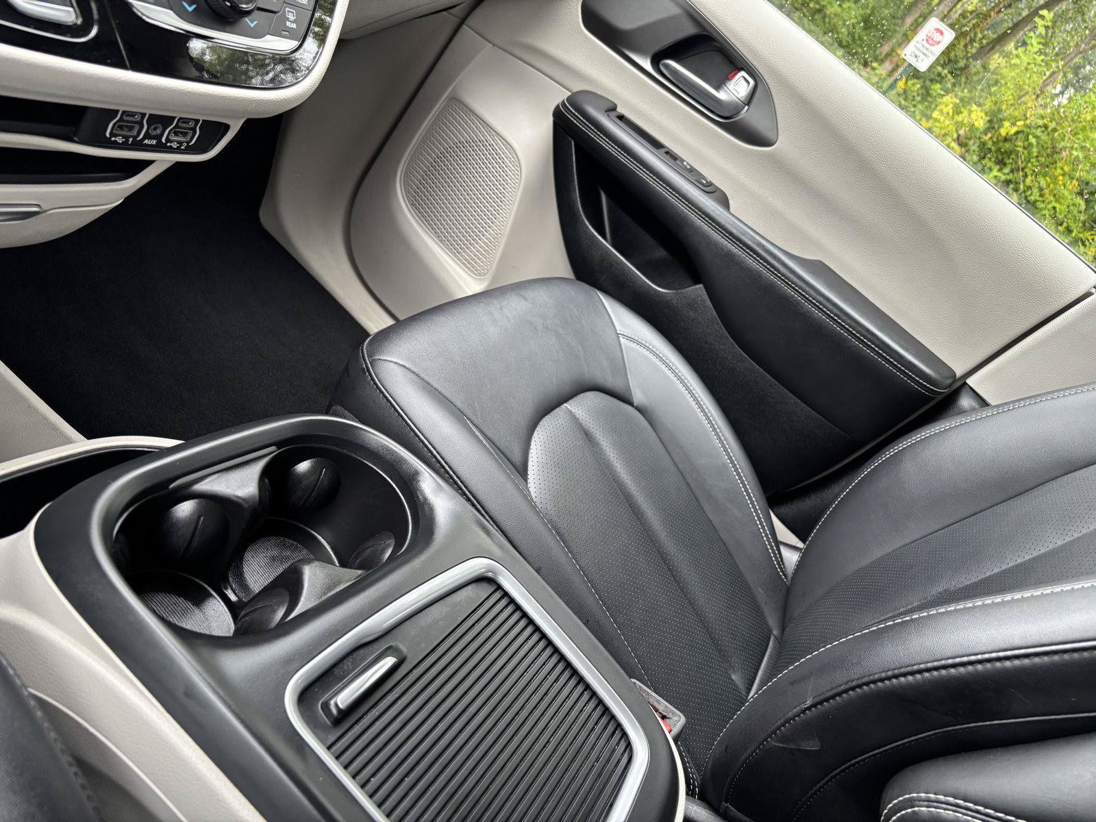 Used 2024 Chrysler Pacifica Touring-L FWD image 27