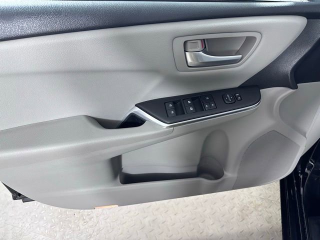 Used 2016 Toyota Camry SE w/ Moonroof Package FWD image 17