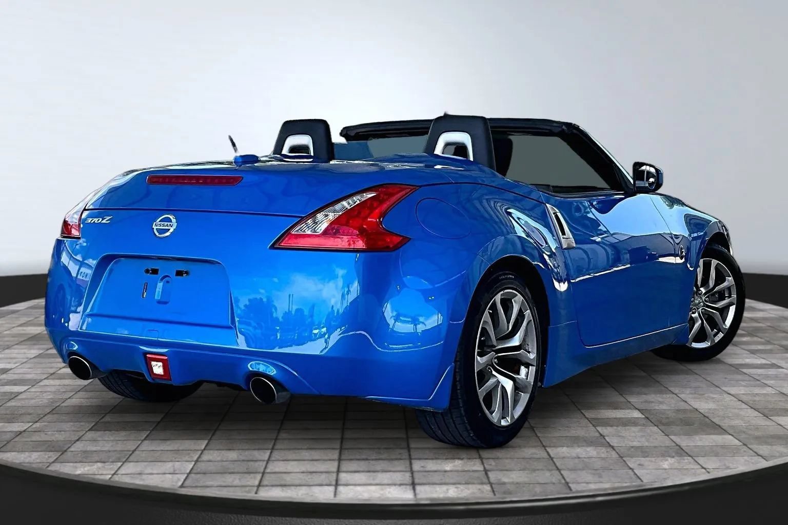 Used 2010 Nissan 370Z Roadster RWD image 6
