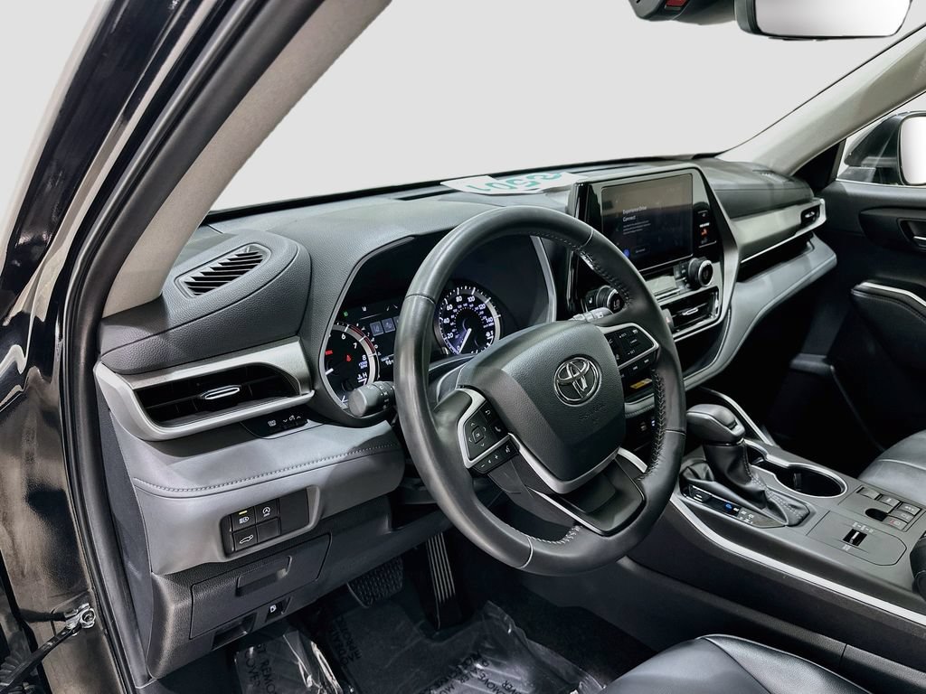 Used 2024 Toyota Highlander XLE FWD image 9