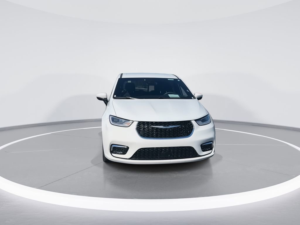 Used 2023 Chrysler Pacifica Touring FWD image 3
