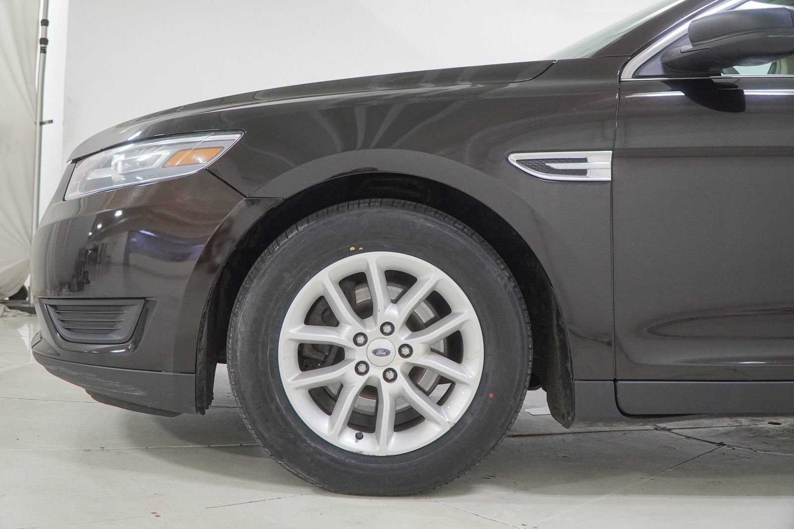 Used 2014 Ford Taurus SE FWD image 16
