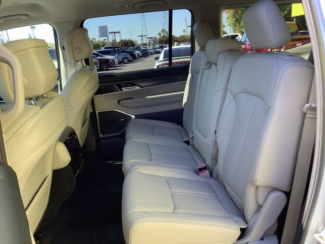 New 2023 Jeep Wagoneer Series III w/ Preferred Equipment Group AWD/4WD image 26