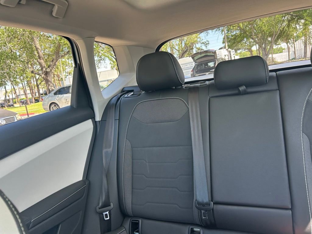Certified 2025 Volkswagen Taos SE w/ Panoramic Sunroof Package FWD image 11