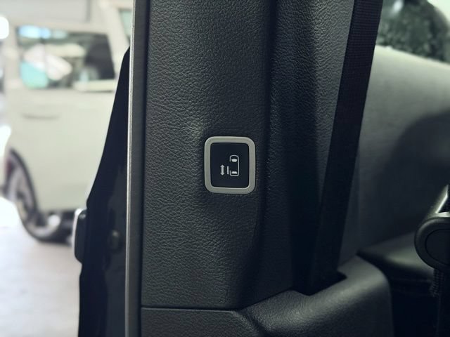 Used 2025 Chrysler Pacifica Limited FWD image 31
