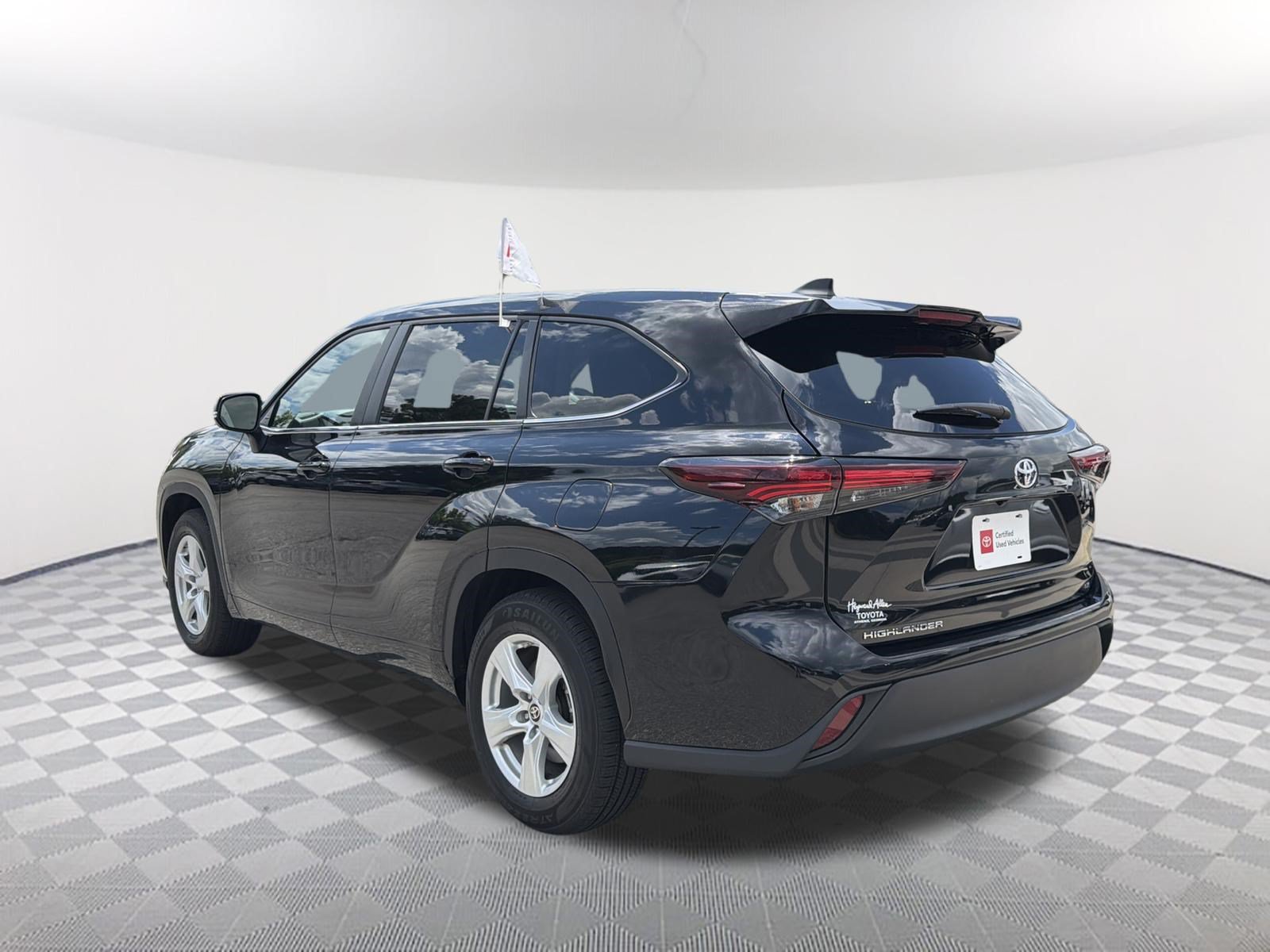 Certified 2025 Toyota Highlander LE FWD image 15
