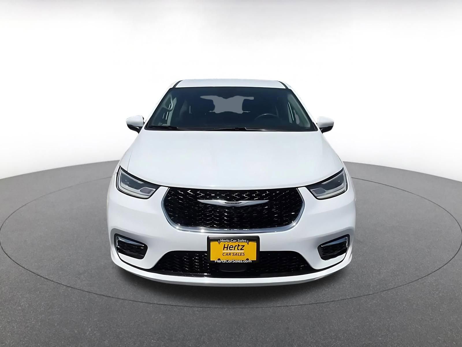 Used 2023 Chrysler Pacifica Touring-L FWD image 4