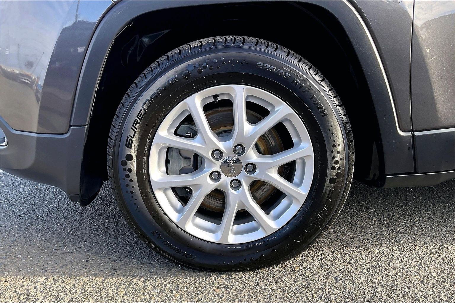 Used 2018 Jeep Cherokee Latitude Plus w/ Comfort/Convenience Group image 8