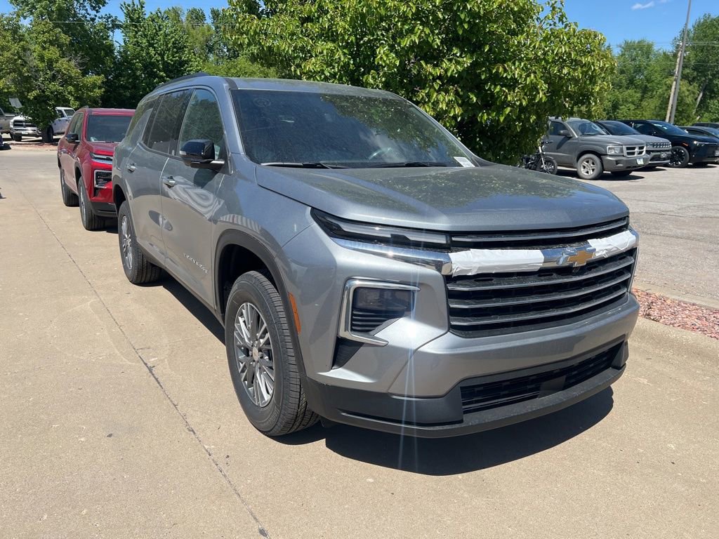 New 2026 Chevrolet Traverse LT w/ Driver Confidence Package AWD/4WD image 2