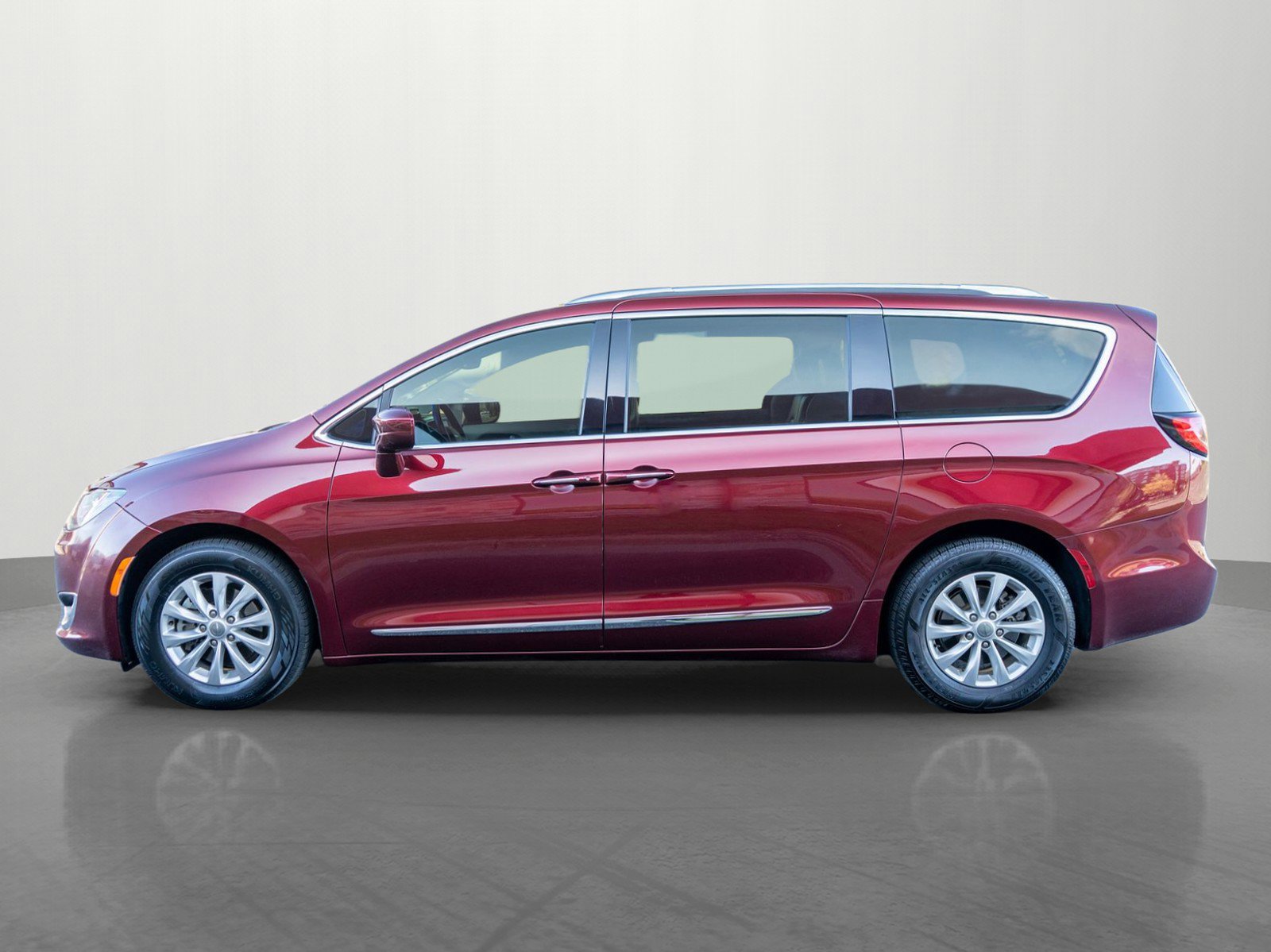 Used 2018 Chrysler Pacifica Touring-L FWD image 4