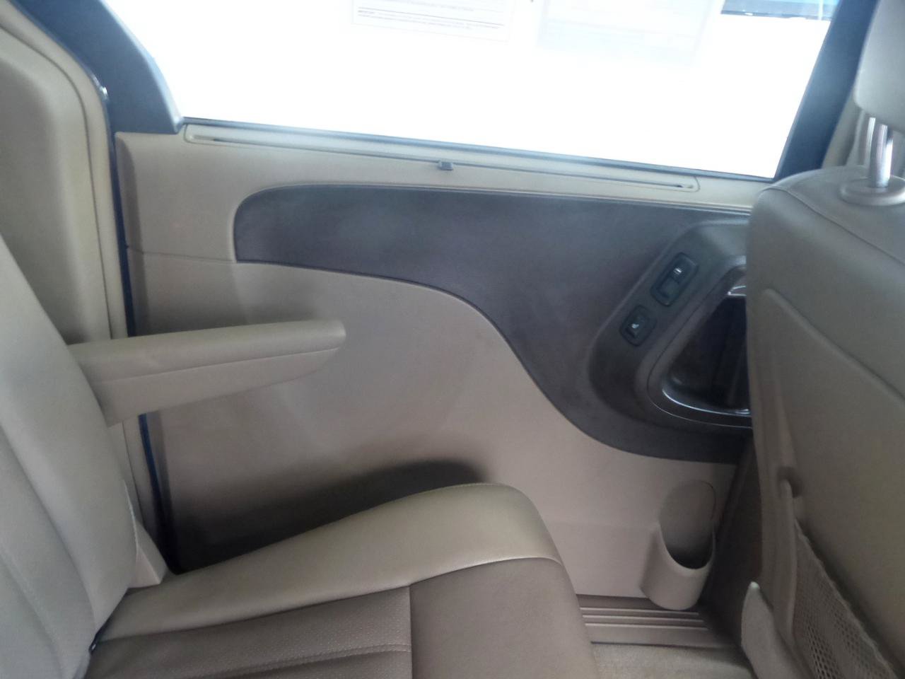 Used 2014 Chrysler Town & Country Touring-L w/ Driver Convenience Group FWD image 17