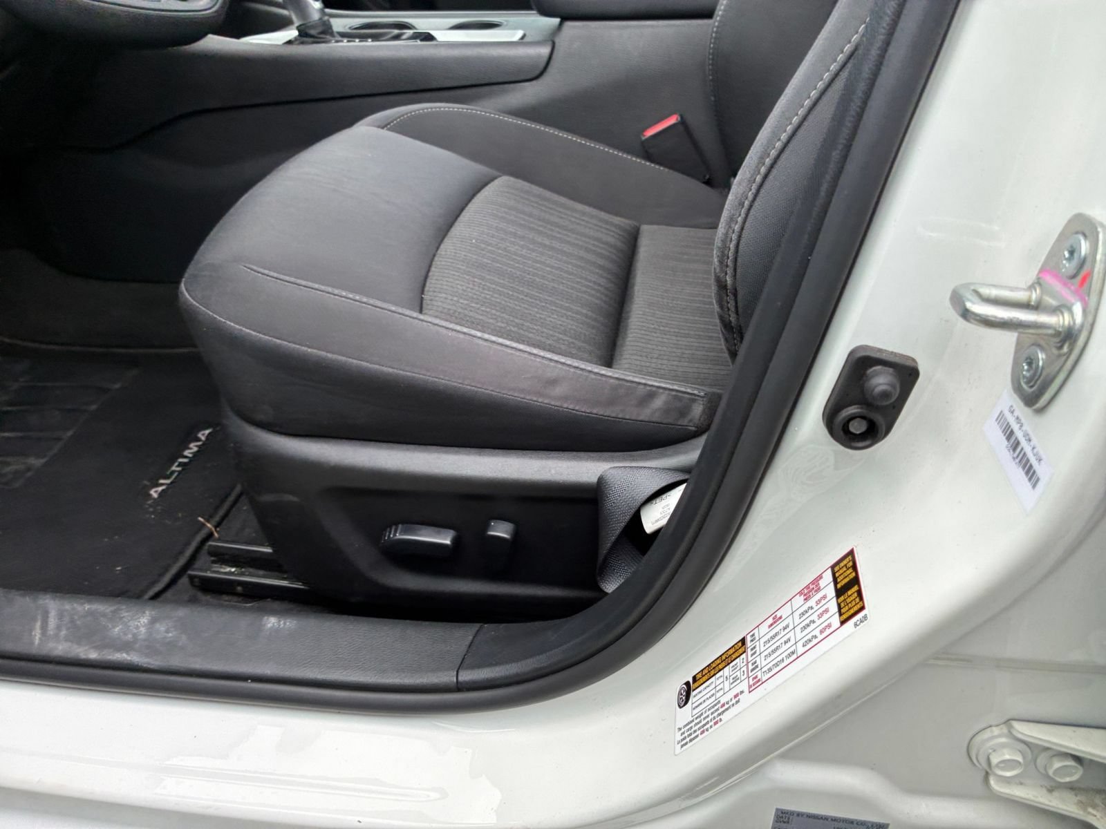 Used 2025 Nissan Altima 2.5 SV FWD image 21