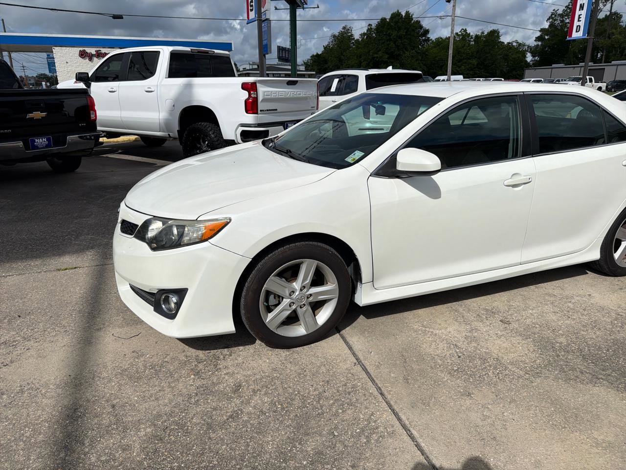 Used 2014 Toyota Camry SE image 3