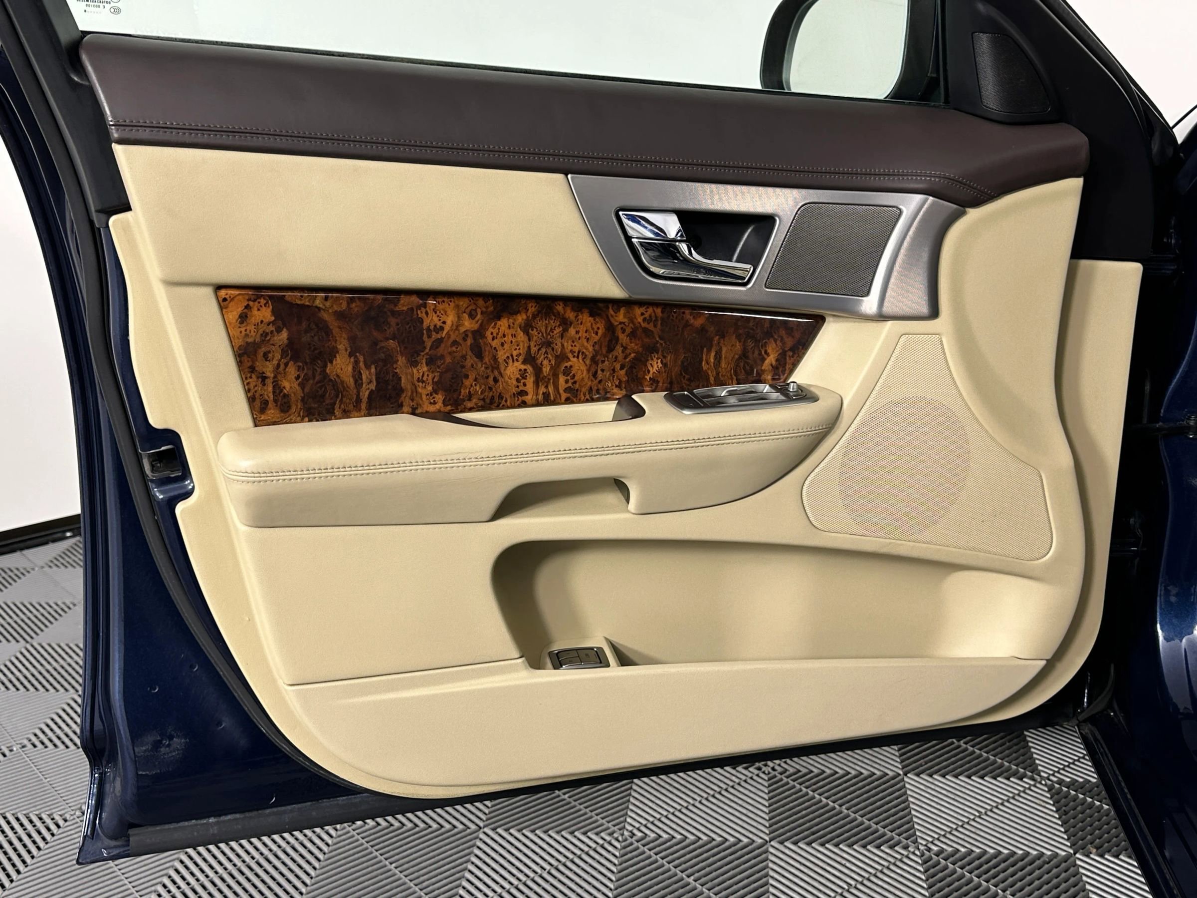 Used 2009 Jaguar XF Premium image 17