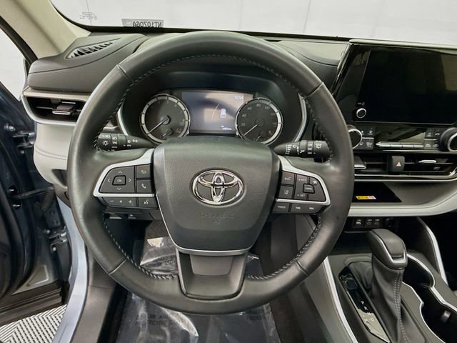 Used 2023 Toyota Highlander XLE AWD/4WD image 11
