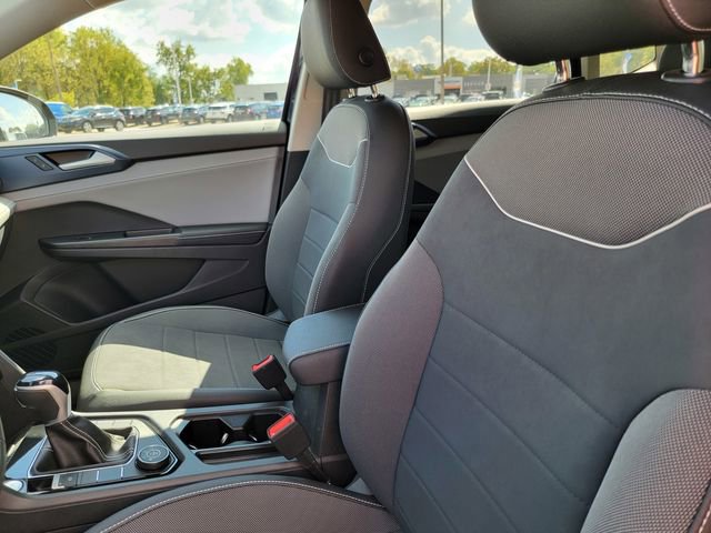 Used 2024 Volkswagen Taos SE image 16