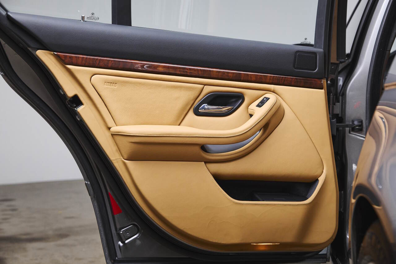 Used 2003 BMW M5 image 77