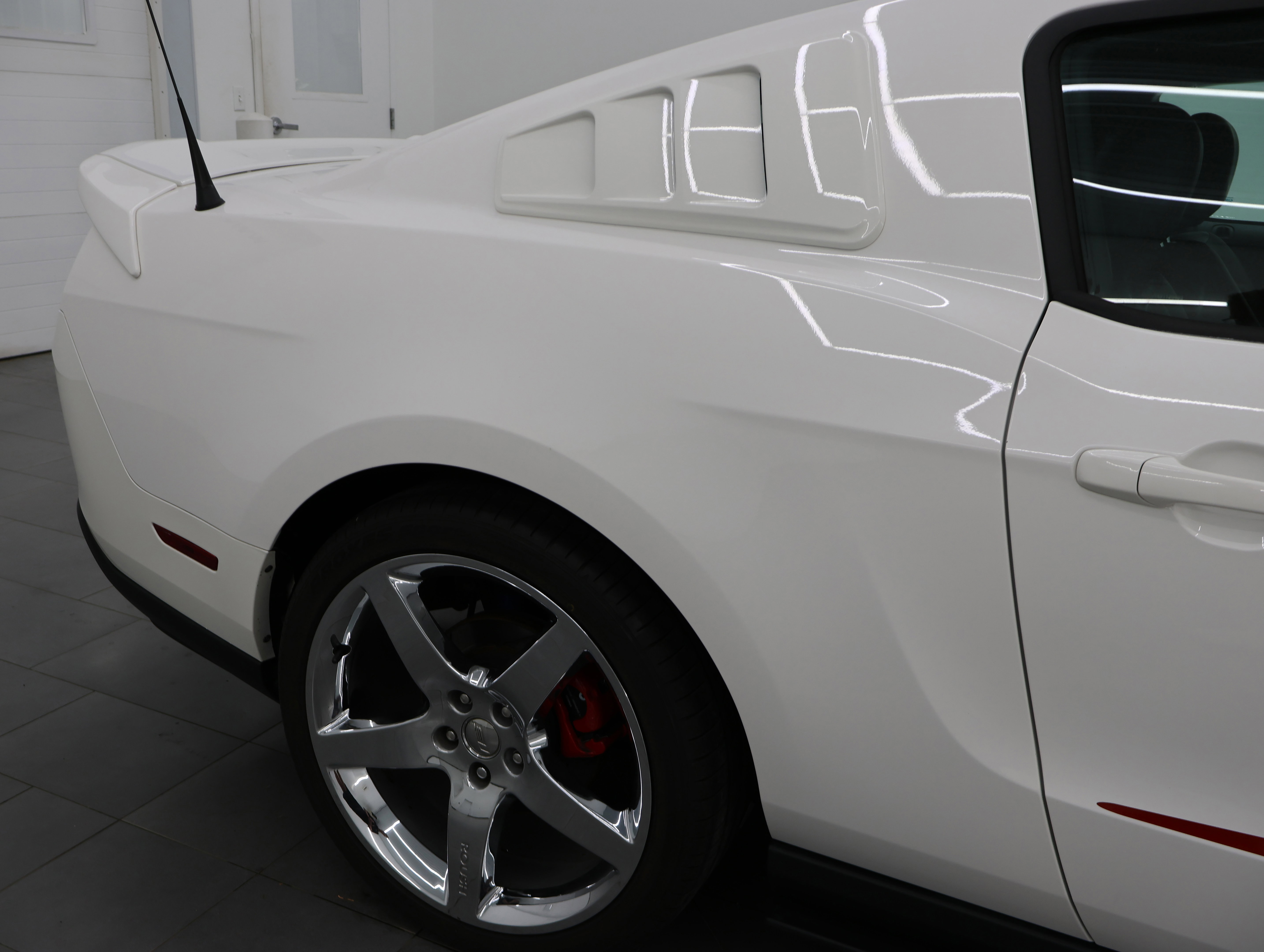 Used 2012 Ford Mustang GT Premium w/ HID Headlamps & Security Pkg RWD image 27