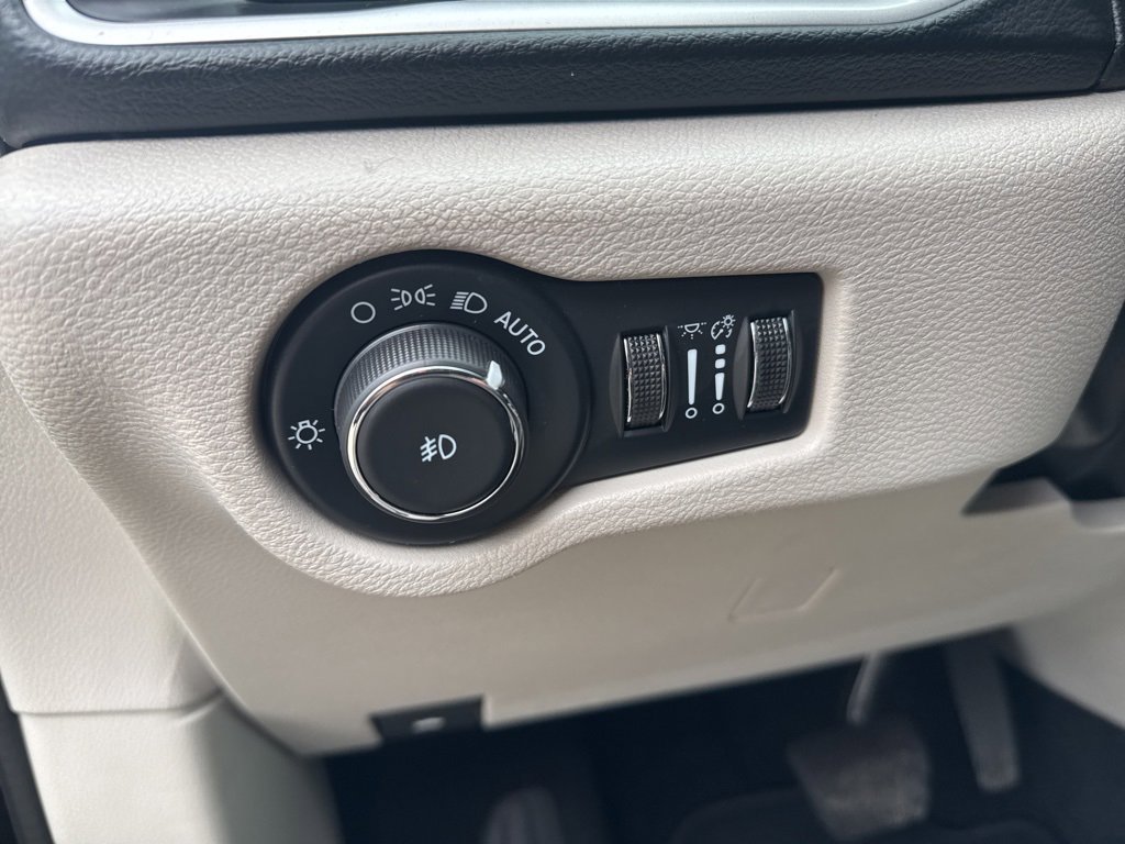 Used 2024 Chrysler Pacifica Touring-L image 37