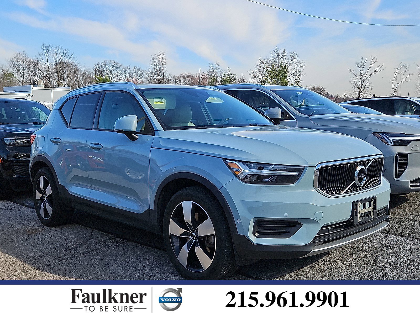 Used 2019 Volvo XC40 T5 Momentum image 1