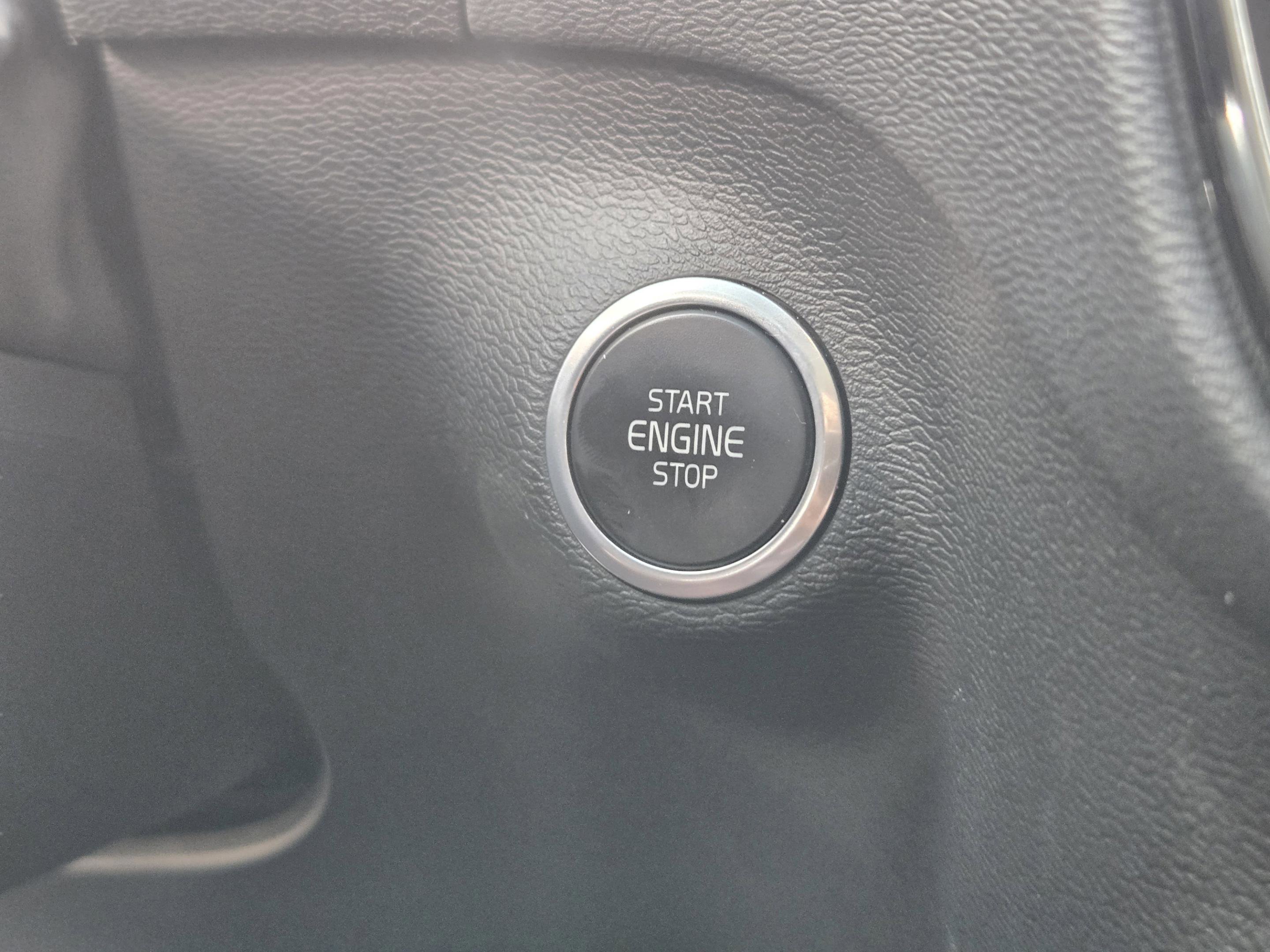 Used 2025 Volvo XC40 B5 Plus image 20