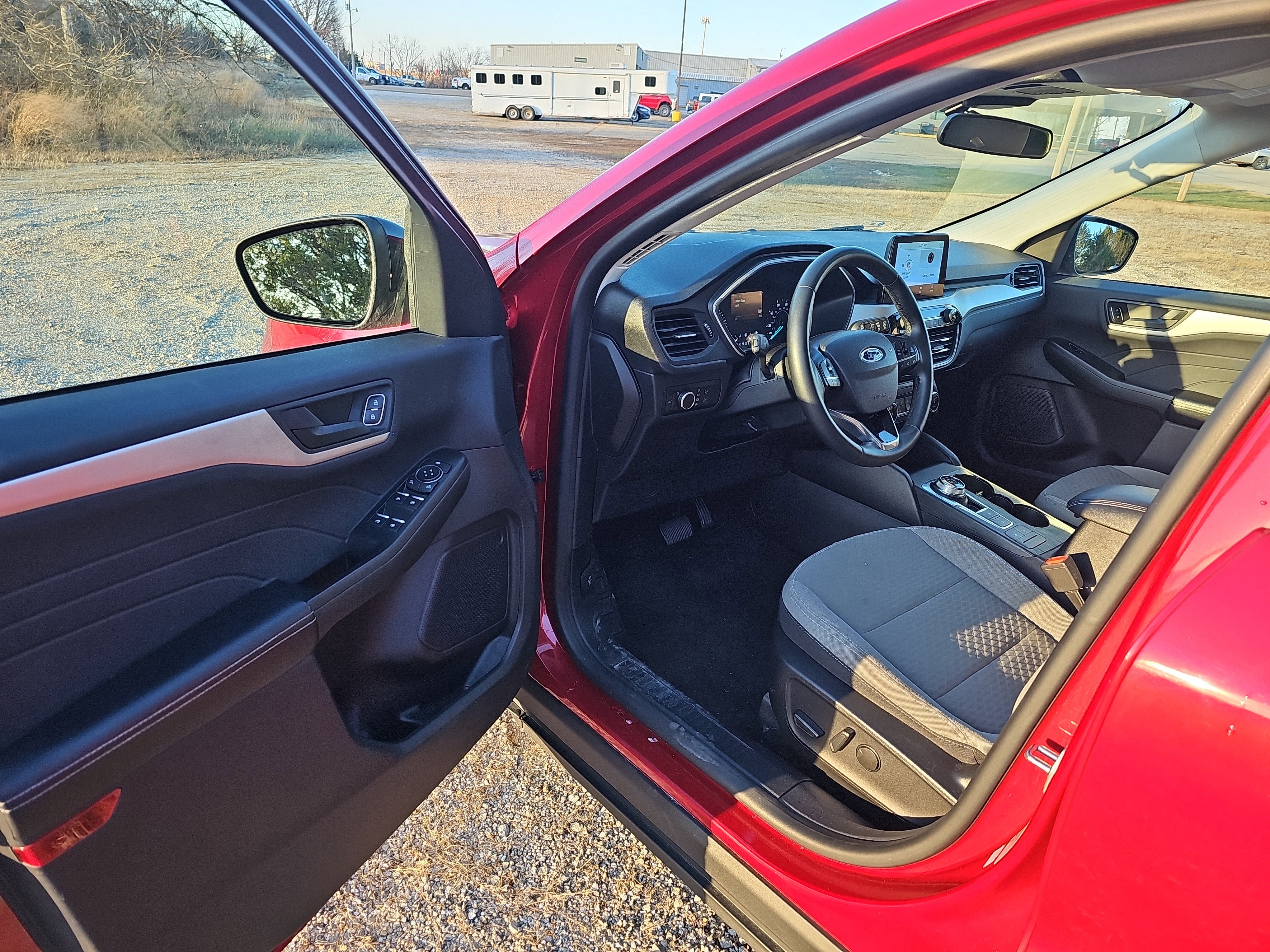 Used 2022 Ford Escape SE w/ SE Sport Appearance Package image 17