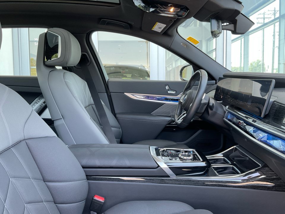 Certified 2024 BMW i7 eDrive50 w/ M Sport Package RWD image 32